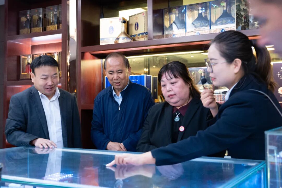 渭南市发改委副主任王晓锋陪同陕西省行知教育集团董事长强月香一行赴陕西草莓SOLO视频下载酒厂考察调研